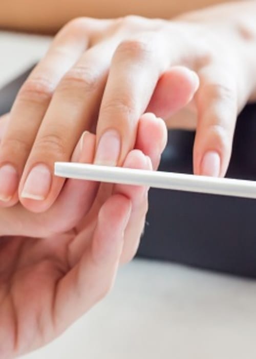 سبب تكسر الاظافر وكيف تعالجينه؟