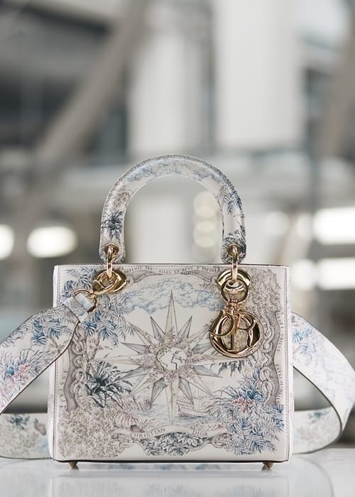 Dior تكشف عن أسرار المهارة الحرفيّة لحقيبة Lady Dior