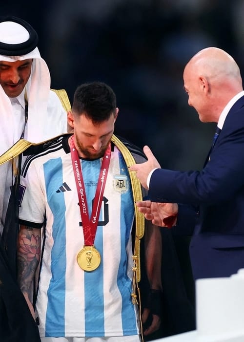ميسي يرتدي البشت خلال تتويجه ولحظات أخرى مؤثرة خلال نهائيات كأس العالم