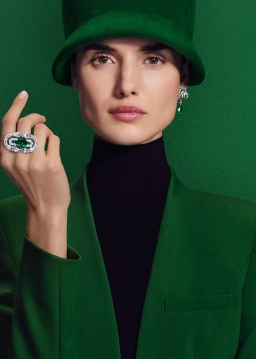 “مثل الملكة”: مجموعة Boucheron تكرّم سيّدة كانت رمزاً للأناقة
