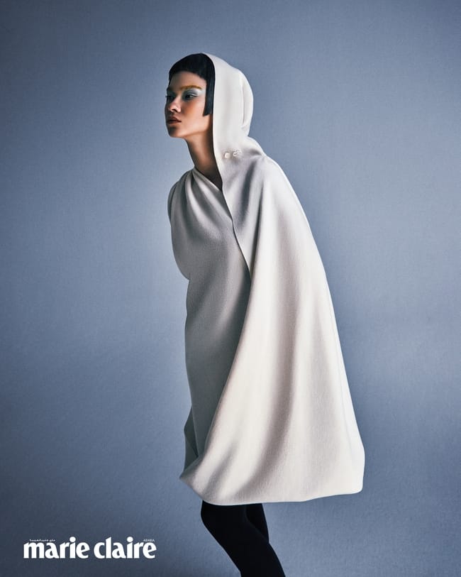 الإطلالة كلّها من Maison Alaïa