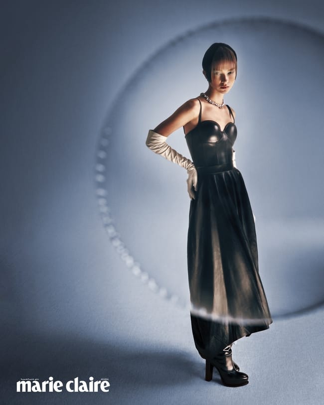 الإطلالة كلّها من Alexander McQueen  العقد من Swarovski