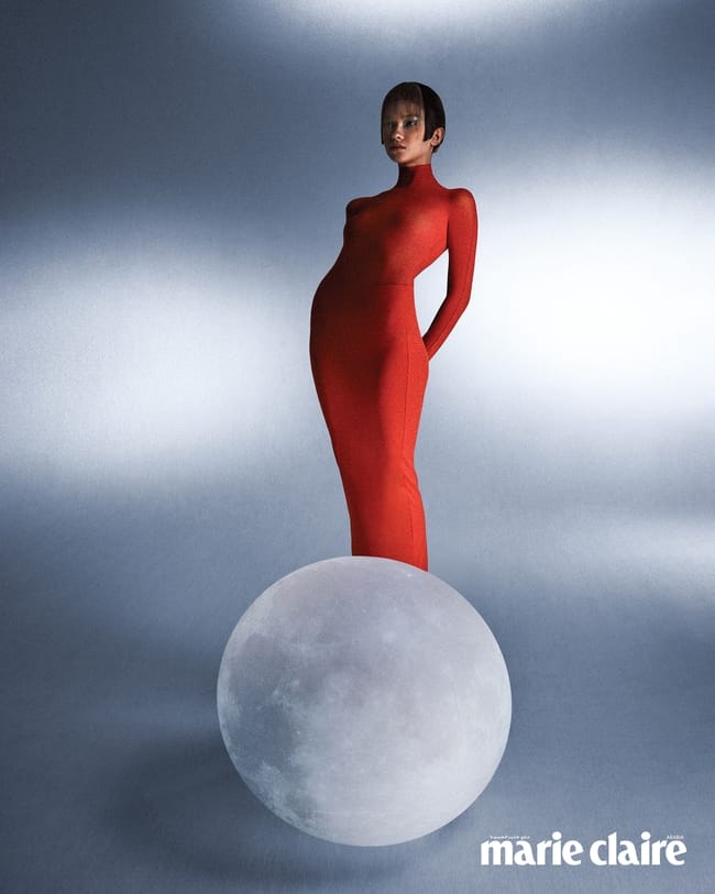 الإطلالة كلّها من Maison Alaïa