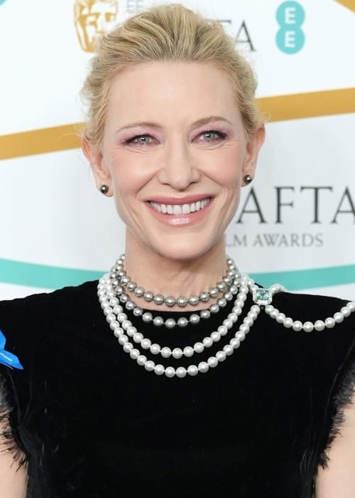 شريطٌ أزرق يزيّن إطلالات نجمات BAFTA… فما قصّته؟