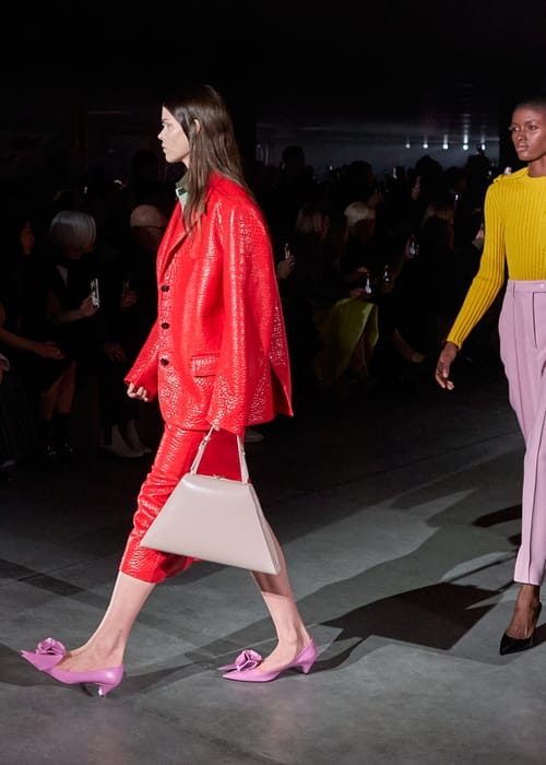 الجماليّة المطلقة تطغي على مجموعة Prada لخريف وشتاء 2023