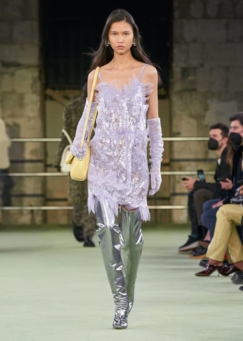 تابعي عرض Bottega Veneta من داخل منزلك