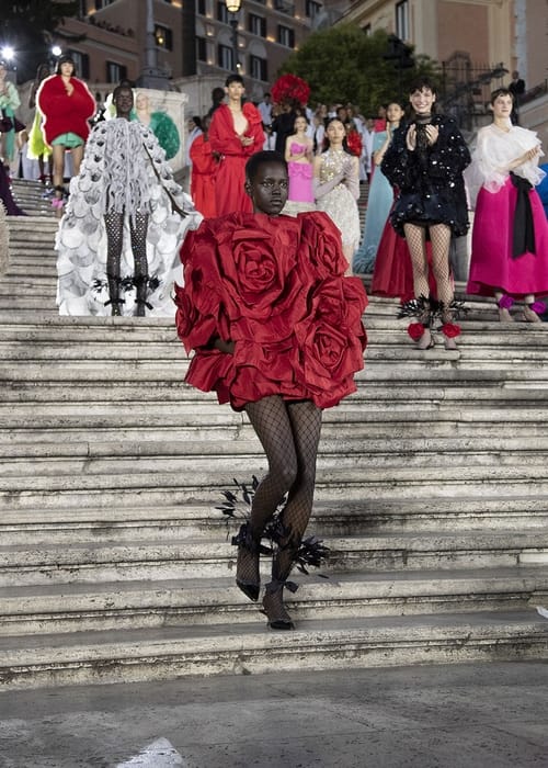 شاهدي عرض Valentino مباشرة من باريس