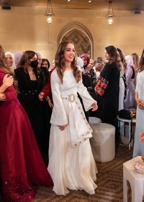 الملكة رانيا تتوج اطلالة الأميرة إيمان بلمسة من زفافها