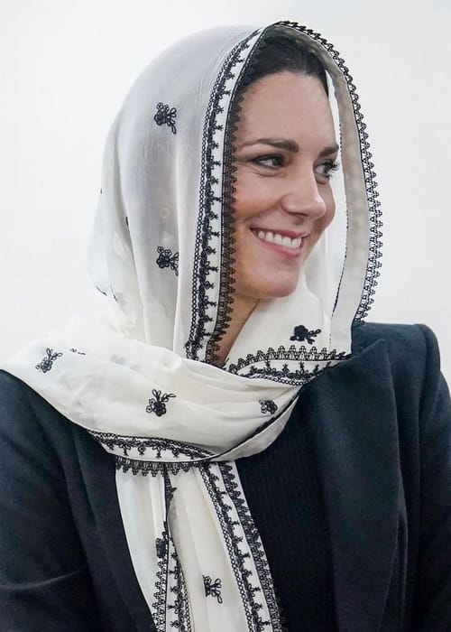 كيت ميدلتون بوشاح للرأس في لندن