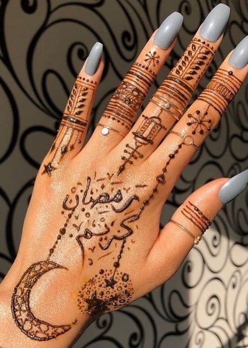 زيني يديك بأجمل نقشات حناء رمضانيه