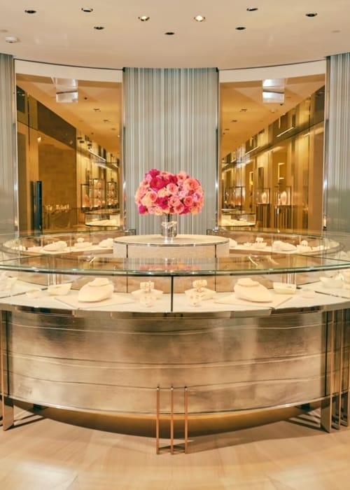 علامة .Tiffany & Co تعيد افتتاح متجرها في نيويورك بإسم جديد