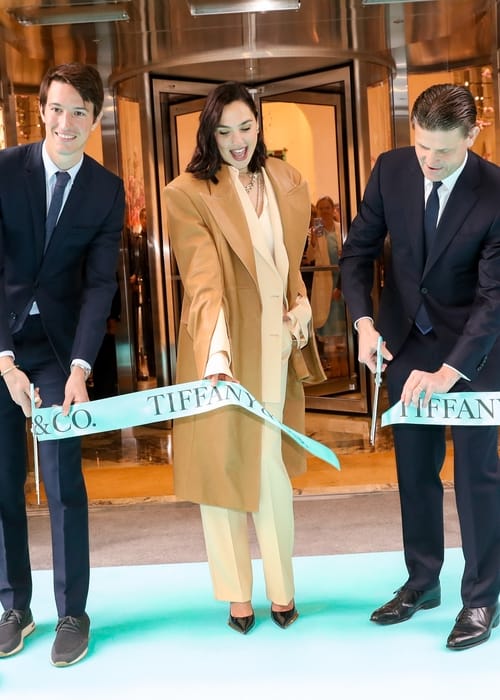 .Tiffany & Co تحتفل بمتجرها الجديد بقطع شريط Tiffany Blue