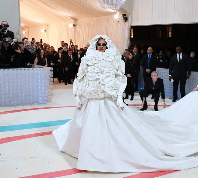 Rihana بفستان من Valentino