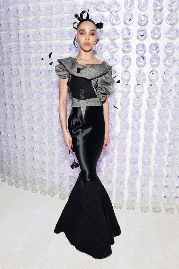 Maison Margiela بفستان  من FKA Twigs