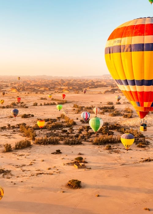 السعودية أفراح الحربي أول كابتن للمناطيد الهوائية