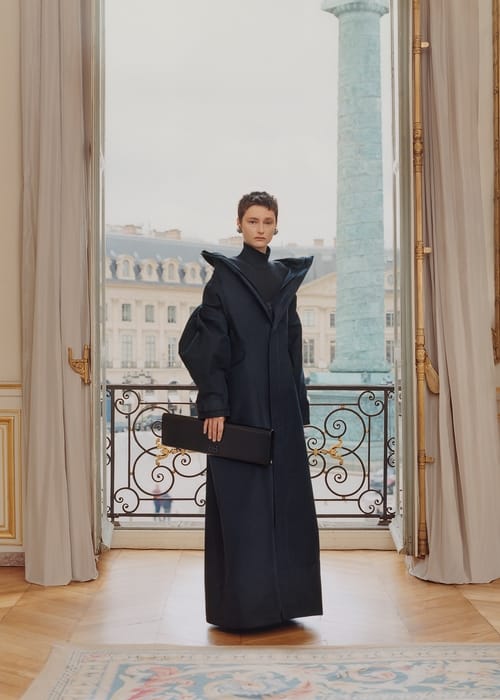 الأسود يطغى على مجموعة Balenciaga لموسم ربيع 2024