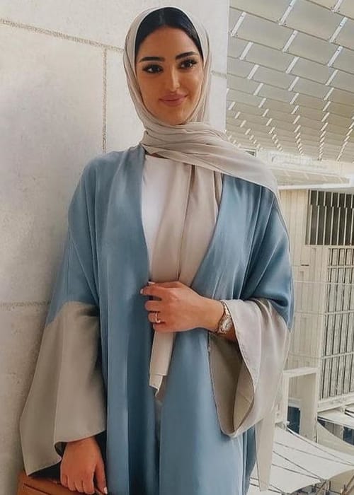 عبايات صيفية بألوان منعشة