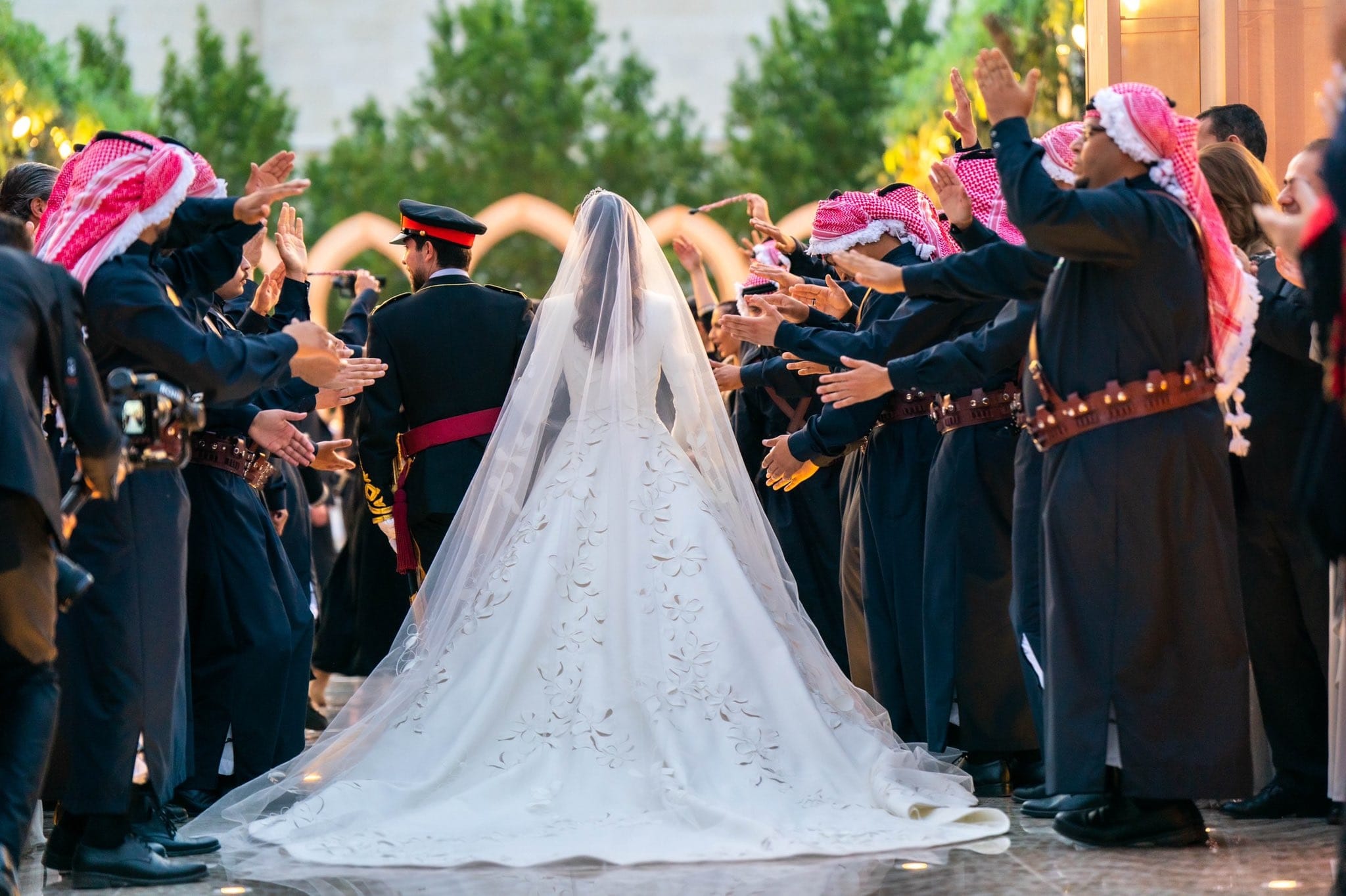 ايلي صعب يكشف تفاصيل عن فستان الأميرة رجوة آل سيف