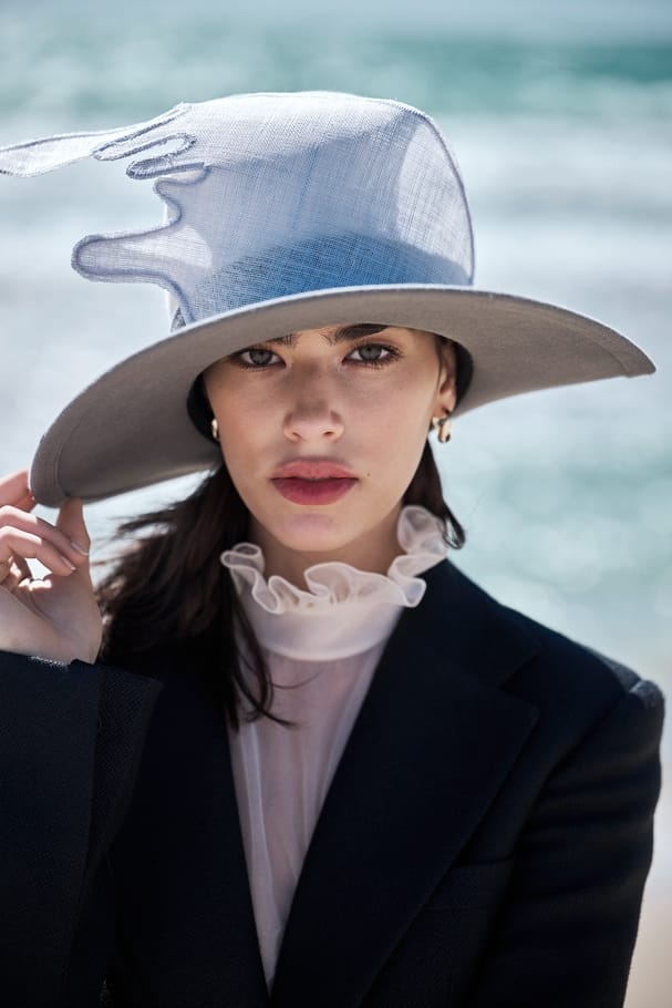 بدلة كلاسيكيّة من Chloé مع بلوزة من الشيفون من Philosophy و قبّعة شبيهة بشكل الموج من Bonfilio