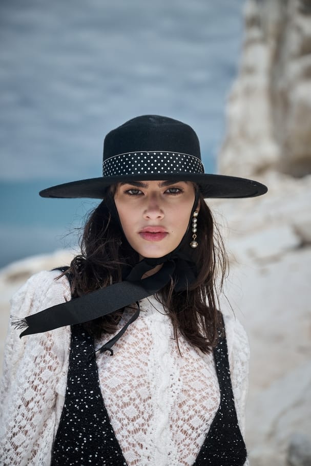 الإطلالة كلّها من Chanel وقبّعة مصنوعة من اللباد من Bonfilio