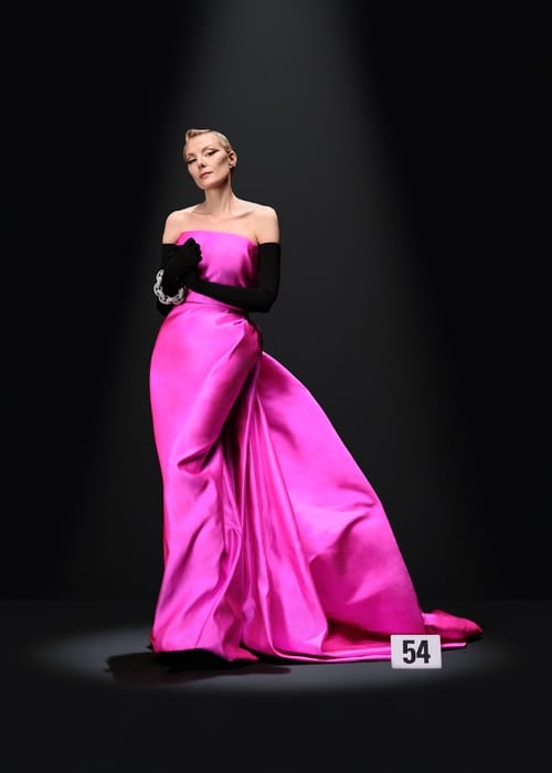 Balenciaga ومجموعة مفعمة بالحركة خلال اسبوع الازياء الراقية لشتاء 2024