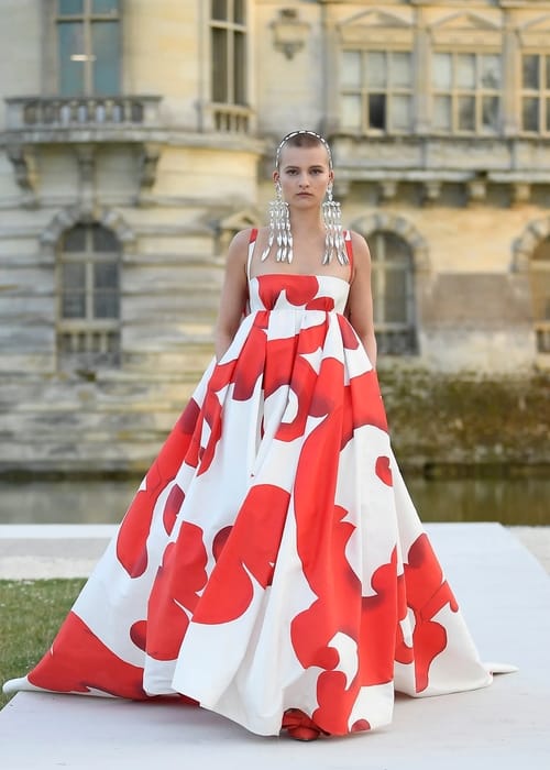 مع غروب الشمس، تطل مجموعة Valentino لشتاء 2024 ضمن أسبوع الموضة للأزياء الراقية