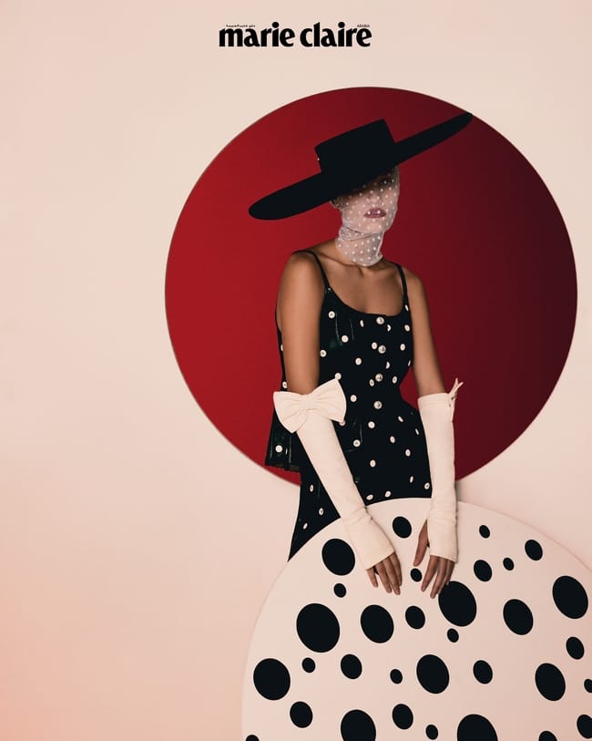 بلوزة وسروال قصير وقفّازات من Chanel قبّعة من Graciella Starling