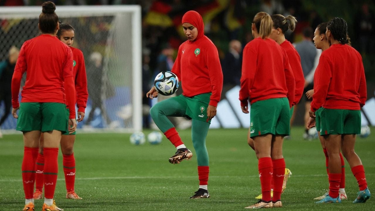 نهيلة بنزينة اول إمراة محجبة في كأس العالم للسيدات