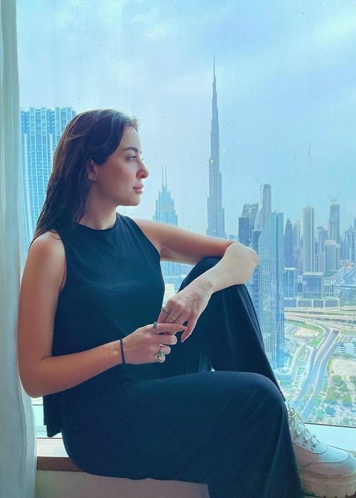 سارة أبي كنعان تعلن خطوبتها من ممثل لبناني شهير!