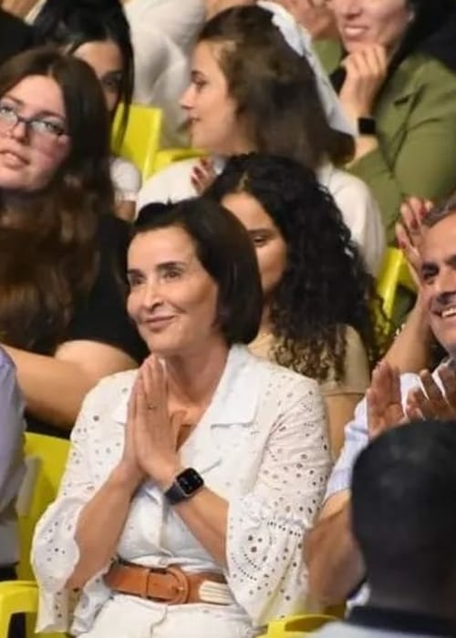 والدة الملكة رانيا تحضر مهرجان فنان لبناني والجميع يتكلم عن جمالها