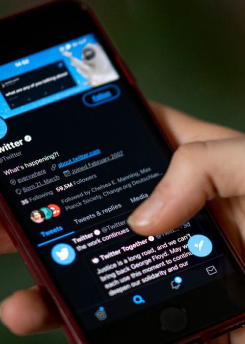 كيف اخلي تويتر باللون الاسود ؟