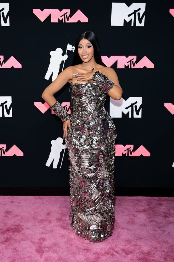 Cardi B بفستان من Dilara Findikoglu وحذاء من Jimmy Choo