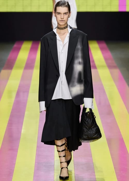 الأبيض والأسود يطغيان على مجموعة Dior لربيع وصيف 2024