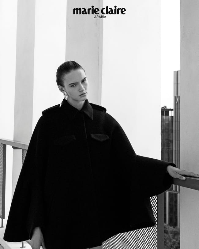 الإطلالة كلّها من Prada الأقراط من Pasquale Bruni