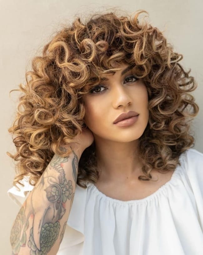 Golden-Shoulder-Length-Volume-Curls.jpg