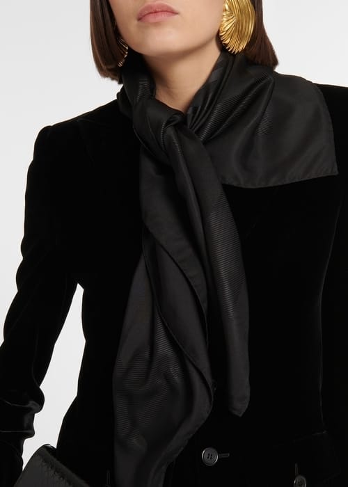 7 اكسسوارات نسائية راقية باللون الأسود هذا الشتاء