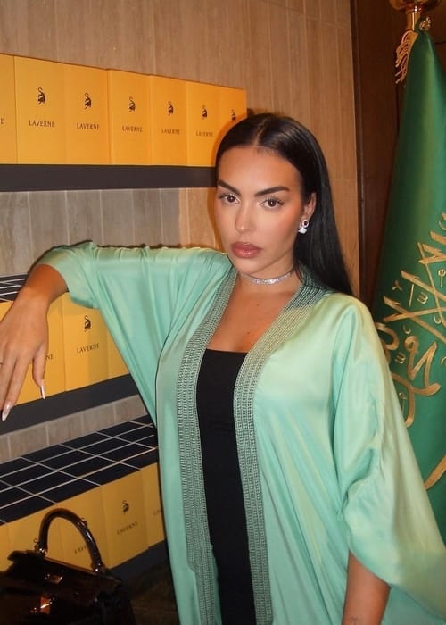 تسريحات الشعر حسب اللبس مع المشاهير