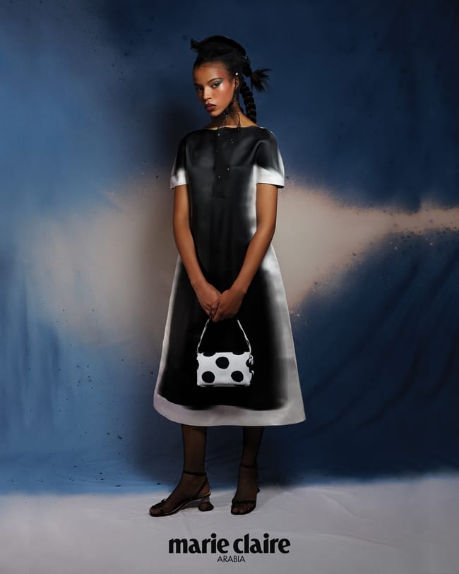 فستان وصندل من Loewe إكسسوار رأس من Maison Margiela لباس ضيّق مشبّك من Trasparenze حقيبة من Marni