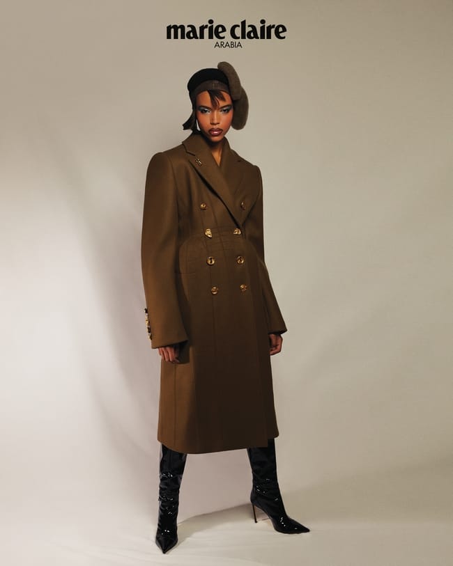 معطف من Schiaparelli جزمة من Rochas قبّعة خاصّة بالمنسّقة