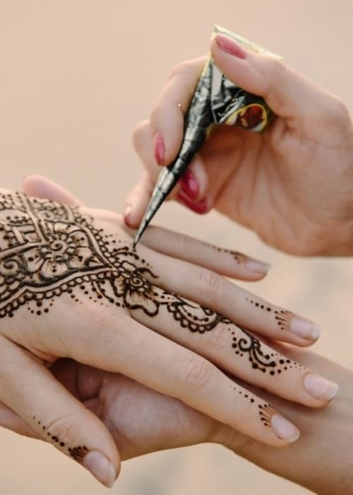 كيف ازيل الحناء من الاظافر؟