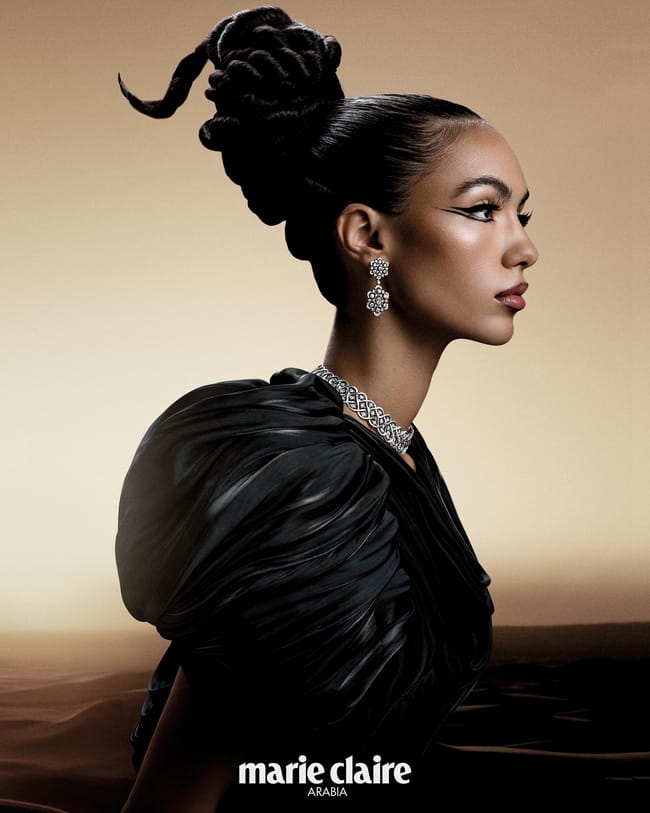 مجوهرات من Buccellati فستان من Versace