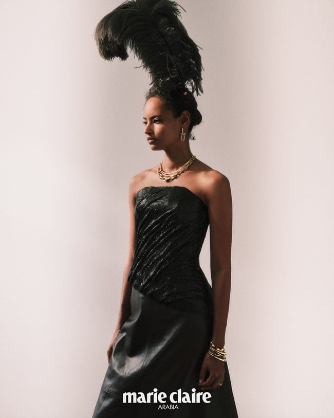 مجوهرات من Tiffany & Co. مشدّ وتنّورة من Lurline إكسسوار رأس من Benjamin Paul
