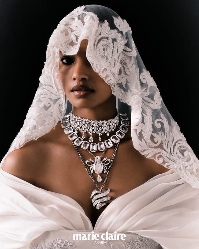 مجوهرات من Swarovski فستان وطرحة من Richard Quinn