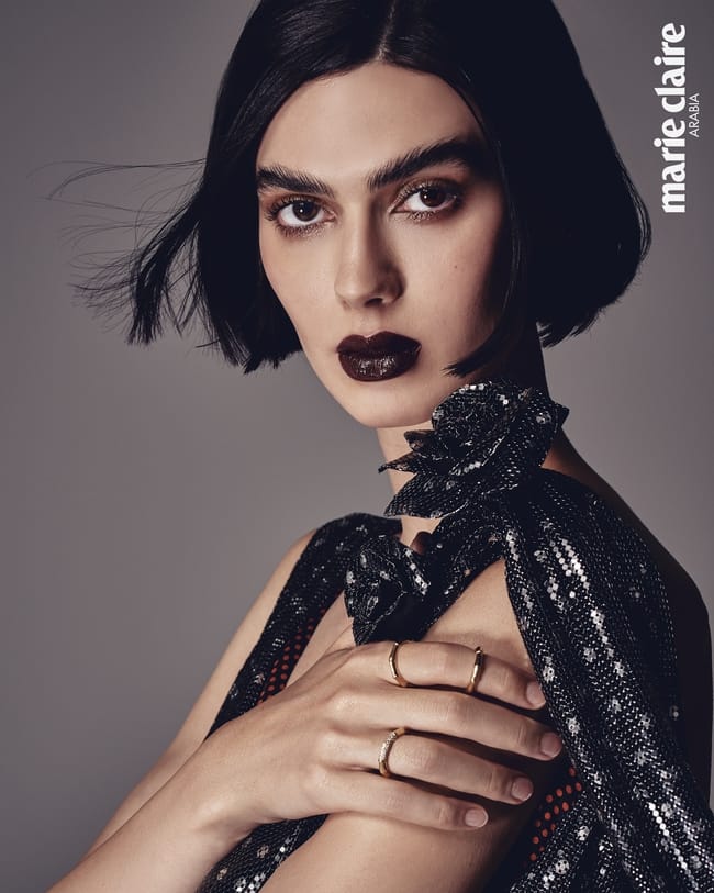 فستان من Jean Paul Gaultier x Julien Dossena وخواتم من Clergé