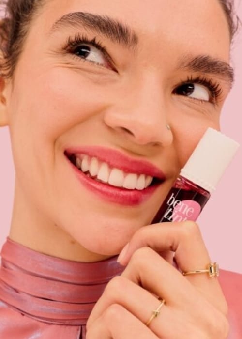 إطلالة الموسم بلون التوت البري مع مجموعة Cranberry Crush من Benefit Cosmetics