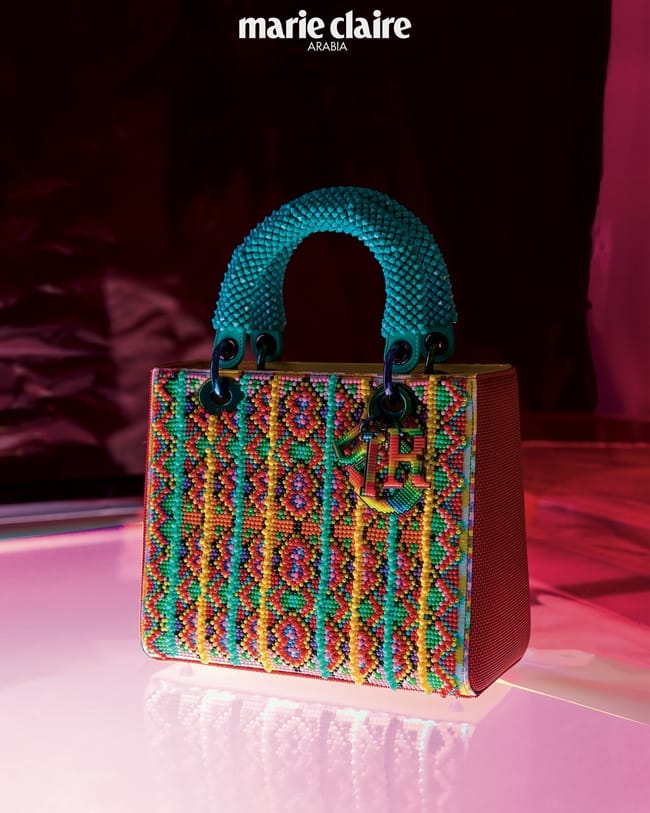 حقيبة Lady Dior بالحجم المتوسط من القماش والنسيج الرياضي المطرّز بالخرز الملوّن من مجموعة ©Dior Lady Art الحصرية بالتعاون مع Jeffrey Gibson