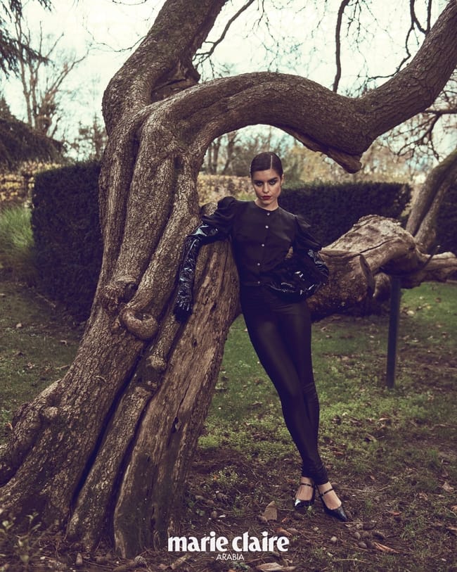 قميص وسروال وحذاء من Alessandra Rich قفّازات وحقيبة من Roger Vivier