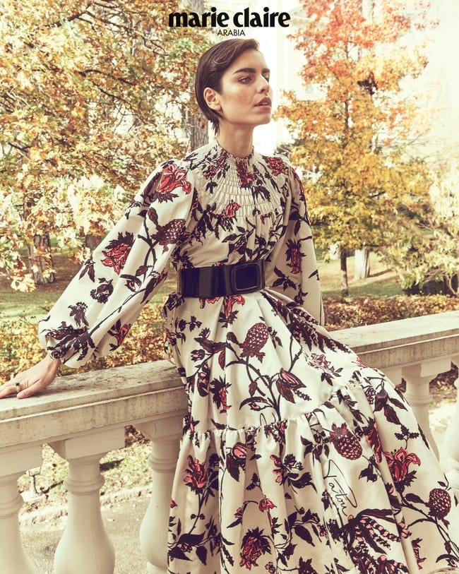 فستان من Patou حزام من Roger Vivier خاتم من Clergé