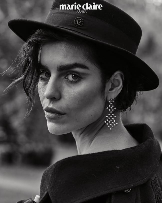 معطف من Miu Miu قبّعة من Maison Michel أقراط من Mellerio