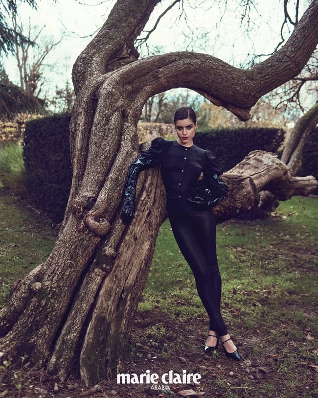 قميص وسروال وحذاء من Alessandra Rich قفّازات وحقيبة من Roger Vivier